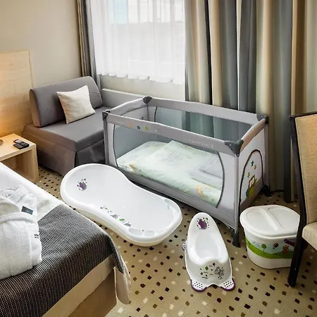מלון Aquapalace Prague 4*