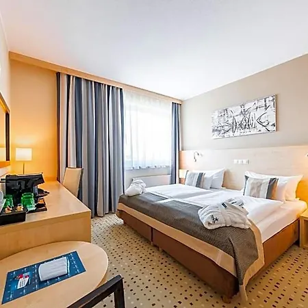 מלון Aquapalace Prague 4*